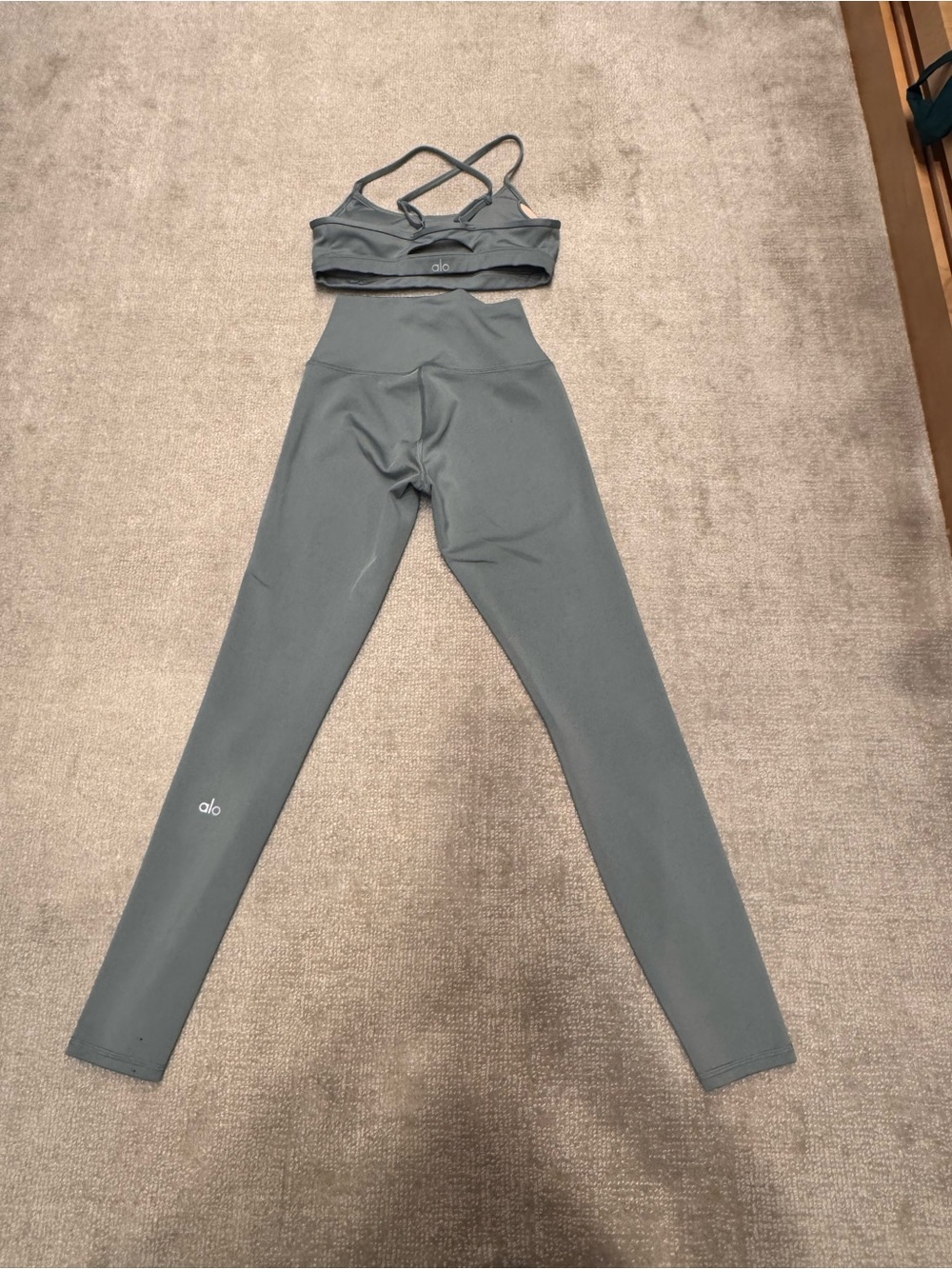 ALO Yoga Airlift High-Waist Leggings (full length) w Matching Bra in Slate